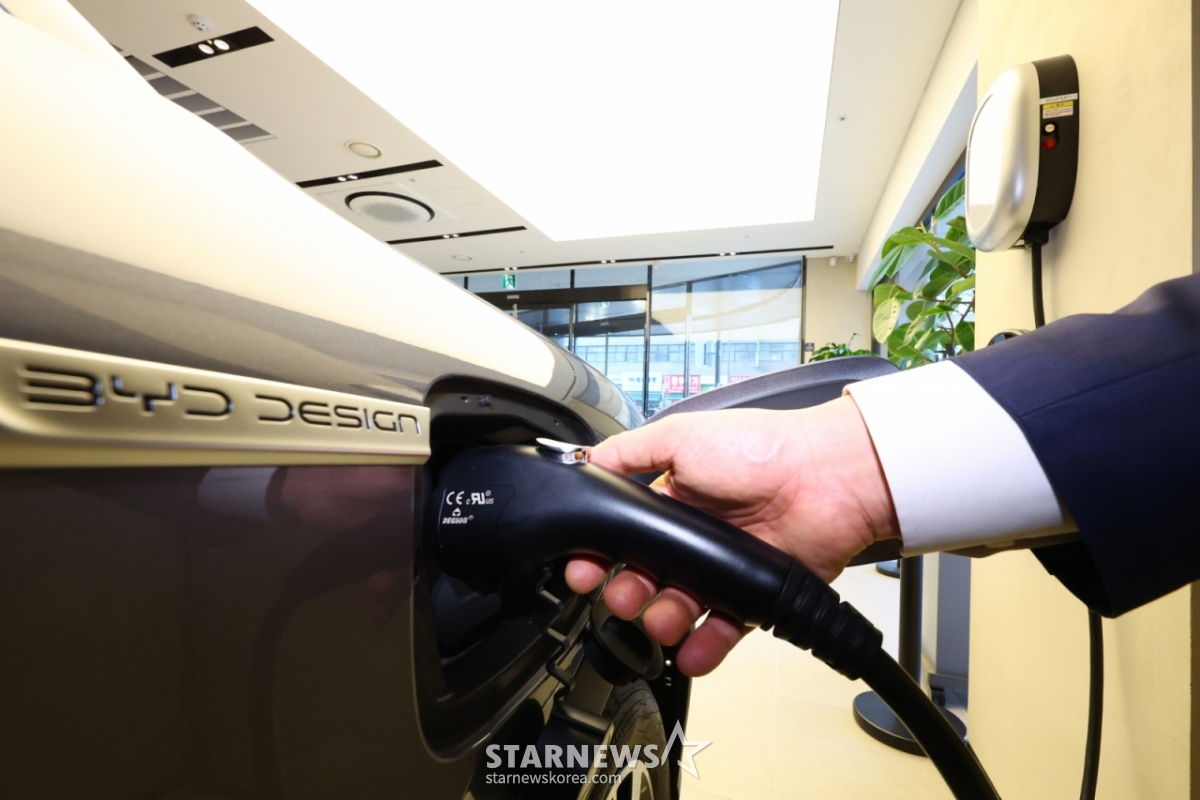 【首尔=Newsis】记者黄俊善=2日,来到首尔龙山区电动汽车品牌比亚迪卖场的顾客们正在参观展示的车辆。   根据气候能源环境部发表的《2026年度电动汽车购买补助金改编案》,从今年开始,如果将出库超过3年的内燃机车换成电动汽车,最多将追加支付100万韩元的支援金。 以国家经费为准,购买中型电动轿车的补助金最多为580万韩元,再加上转换支援金100万韩元,最多将增加到680万韩元。 =2026.01.02. hwang@newsis.com /照片=黄俊善