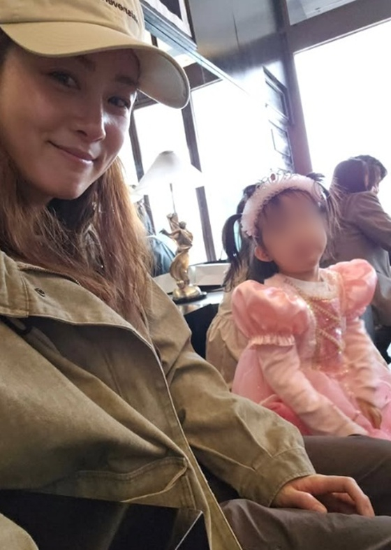 =照片:姜素拉SNS