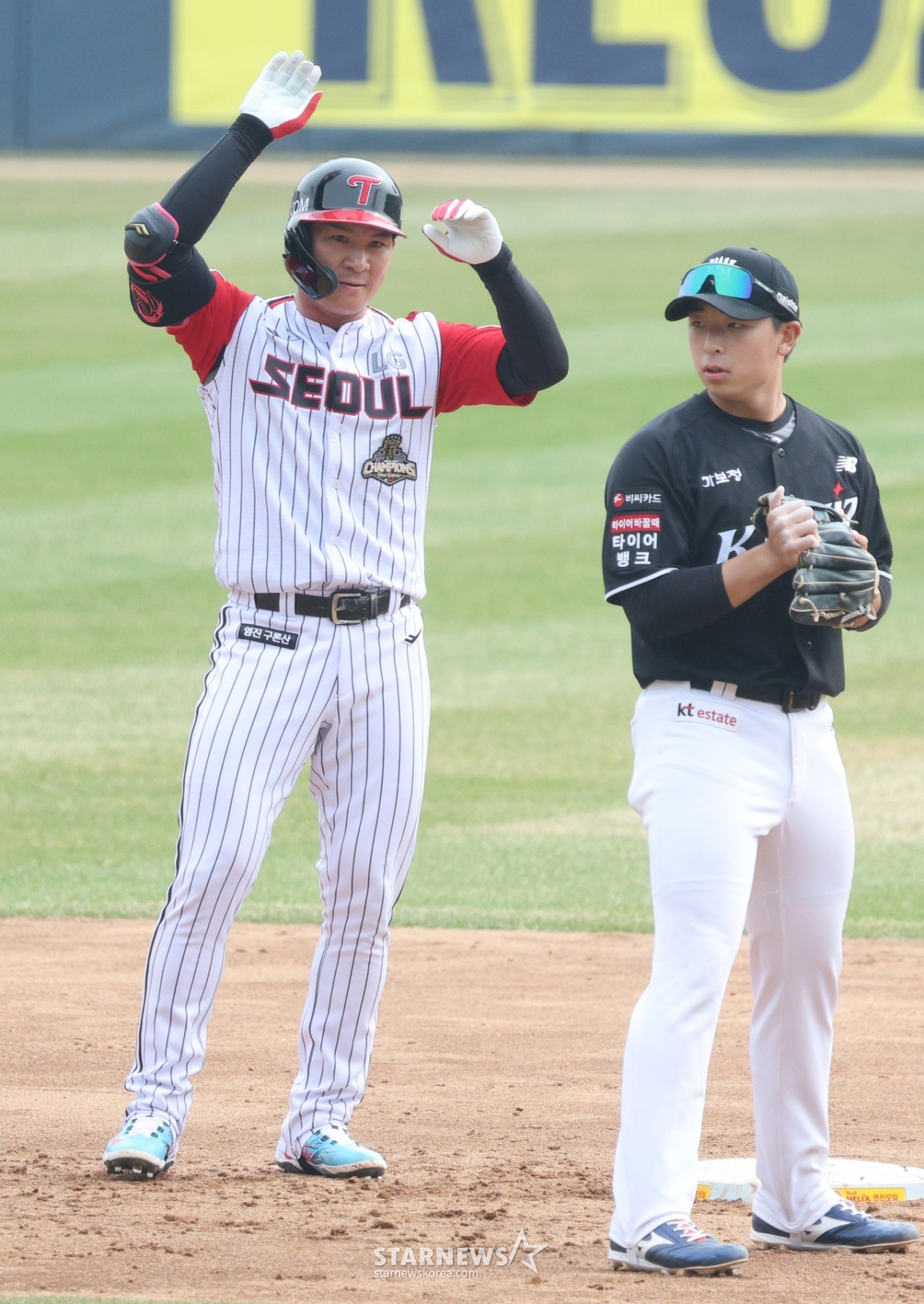 [포토] 동점타 오지환 '이게 LG다'