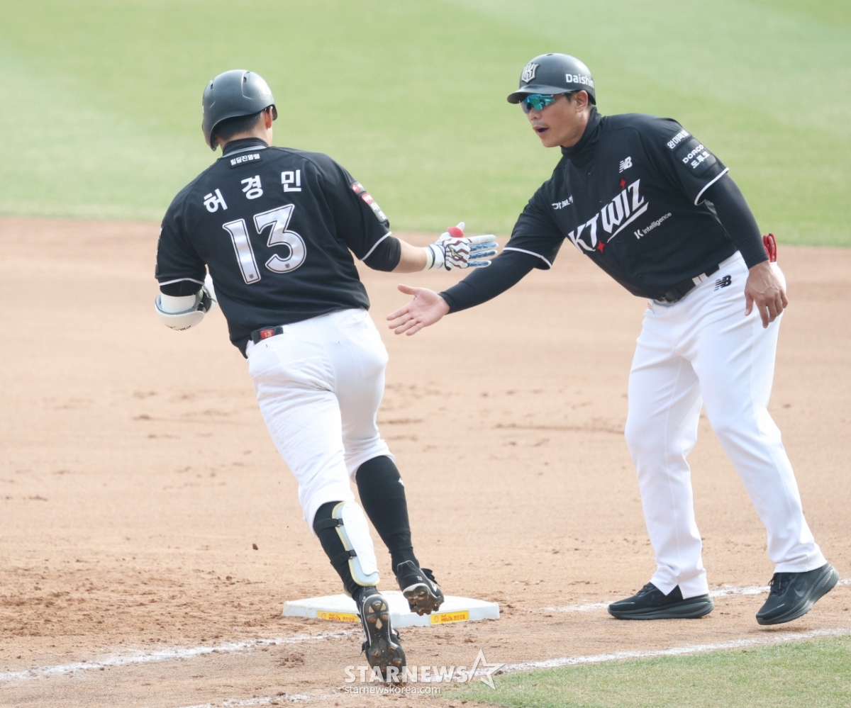 [포토] 불방망이 허경민, 동점 투런포