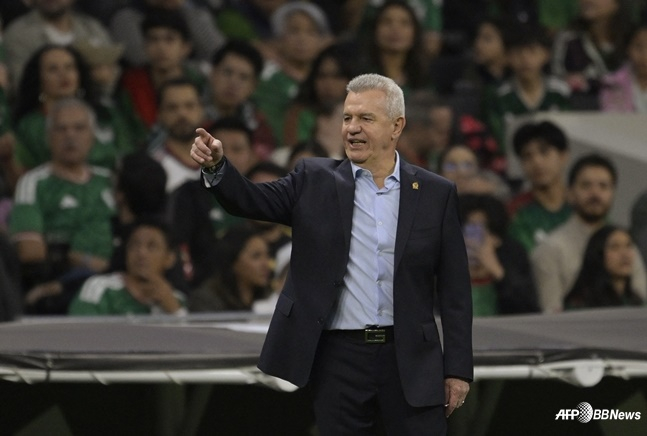 Mexican national team coach Javier Aguirre gestures during the March A-match warm-up match at Estadio Asteca in Mexico City on the 29th (Korea time). /AFPBBNews=News1