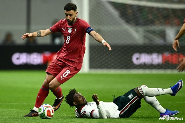 Bruno Fernandes (left) dribbles through the March A match against Mexico at Estadio Asteca in Mexico City on the 29th (Korea Standard Time). /AFPBBNews=News1