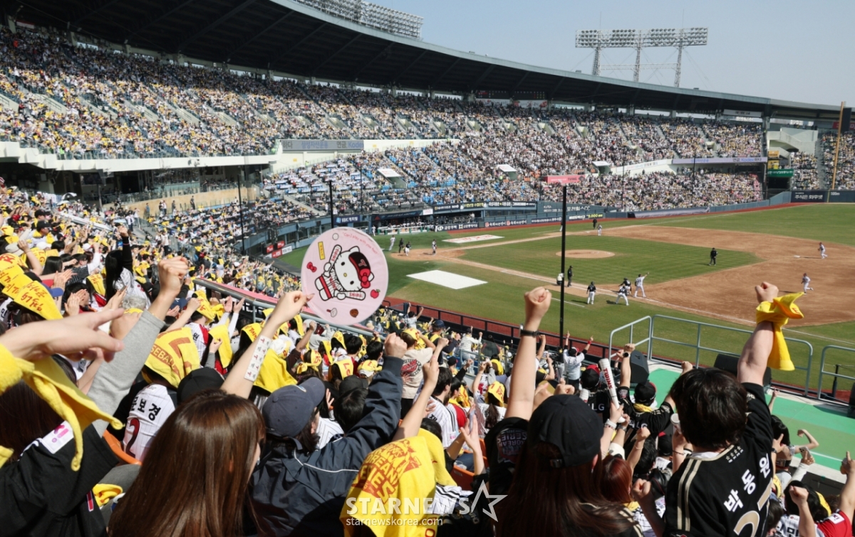 The 2026 Shinhan SOL Bank KBO League official opening game LG Twins vs KT Wiz was held at Jamsil Baseball Stadium in Seoul on the 28th.  A spicy packed crowd is cheering on Jamsil Stadium and enjoying the great game. /Photo = Senior Reporter Kim Jin-kyung 
