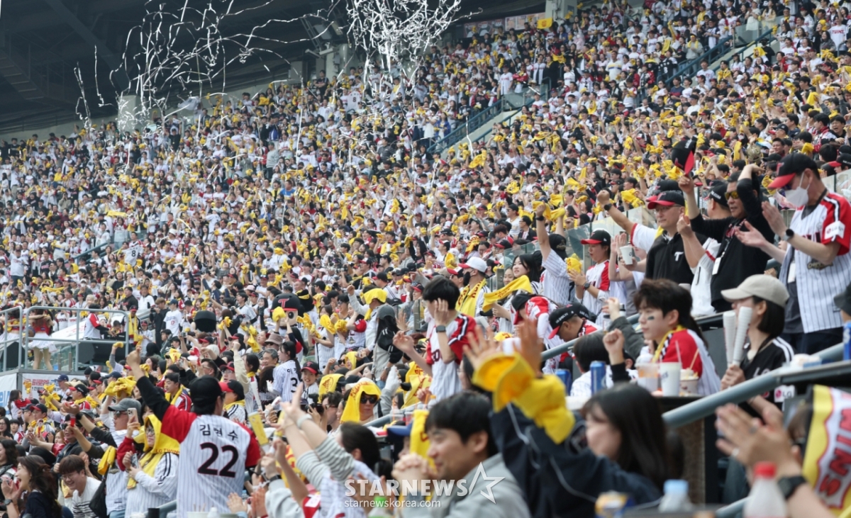 The 2026 Shinhan SOL Bank KBO League LG Twins vs KT Wiz game was held at Jamsil Baseball Stadium in Seoul on the 29th. The stadium has been filled with spicy crowds for two days, and they are enjoying the great game with support. /Photo = Senior Reporter Kim Jin-kyung