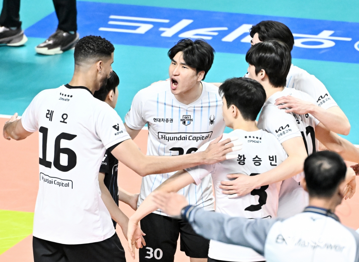 29日、ソウル奨忠（チャンチュン）体育館で行われたジンエアー2025~2026プロバレーボールVリーグ男子部プレーオフ第2戦、ウリカードと現代キャピタルの試合、現代キャピタルの選手たちが喜んでいる。 /写真=韓国バレーボール連盟提供