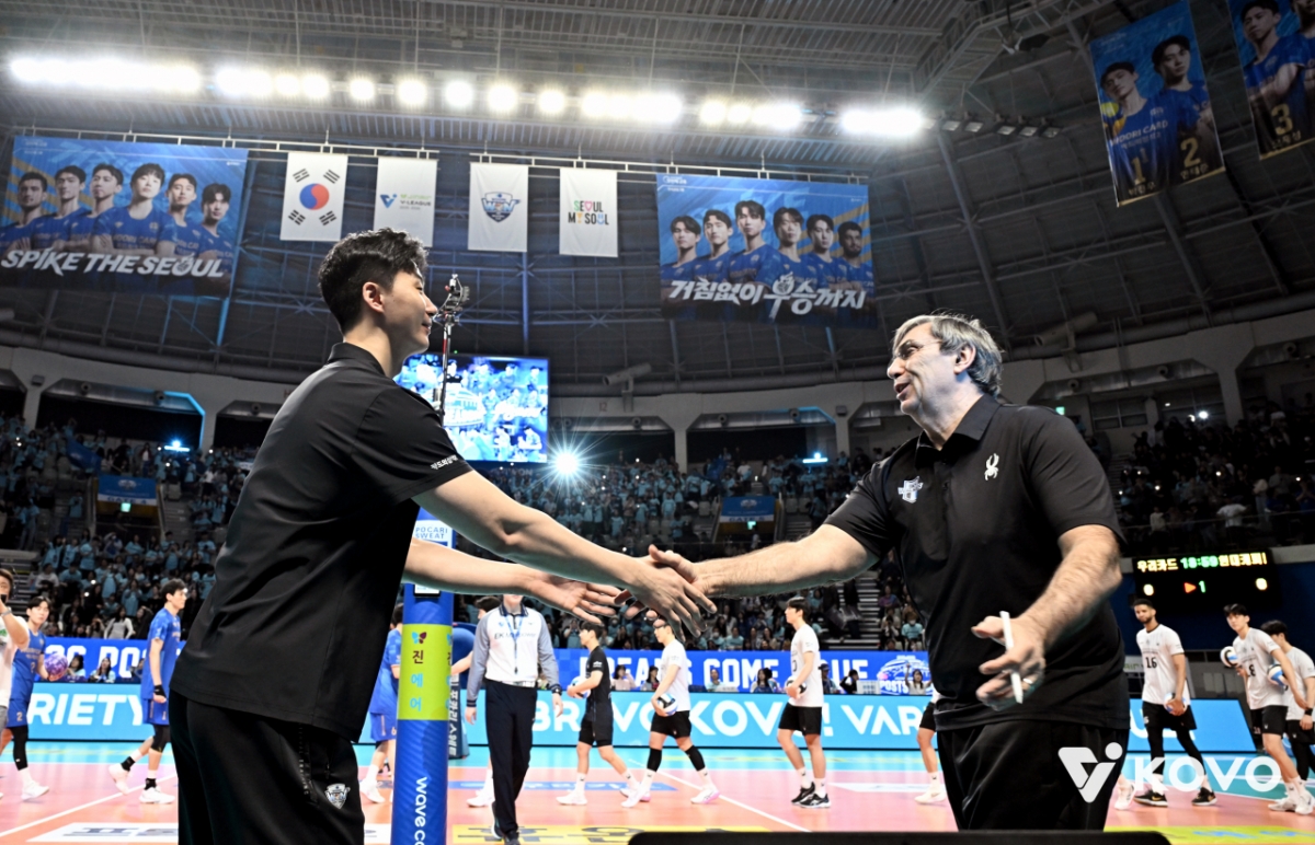 29日、ソウル奨忠（チャンチュン）体育館で行われたジンエアー2025~2026プロバレーボールVリーグ男子部プレーオフ第2戦、ウリカードと現代キャピタルの試合、挨拶を交わしている朴チョルウ（左）ウリカード監督代行とブラン現代キャピタル監督。 /写真=韓国バレーボール連盟提供