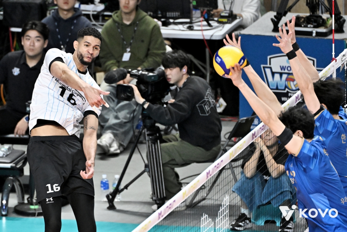 29日、ソウル奨忠（チャンチュン）体育館で行われたジンエアー2025~2026プロバレーボールVリーグ男子部プレーオフ第2戦、ウリカードと現代キャピタルの試合、現代キャピタルレオが攻撃を試みている。 /写真=韓国バレーボール連盟提供