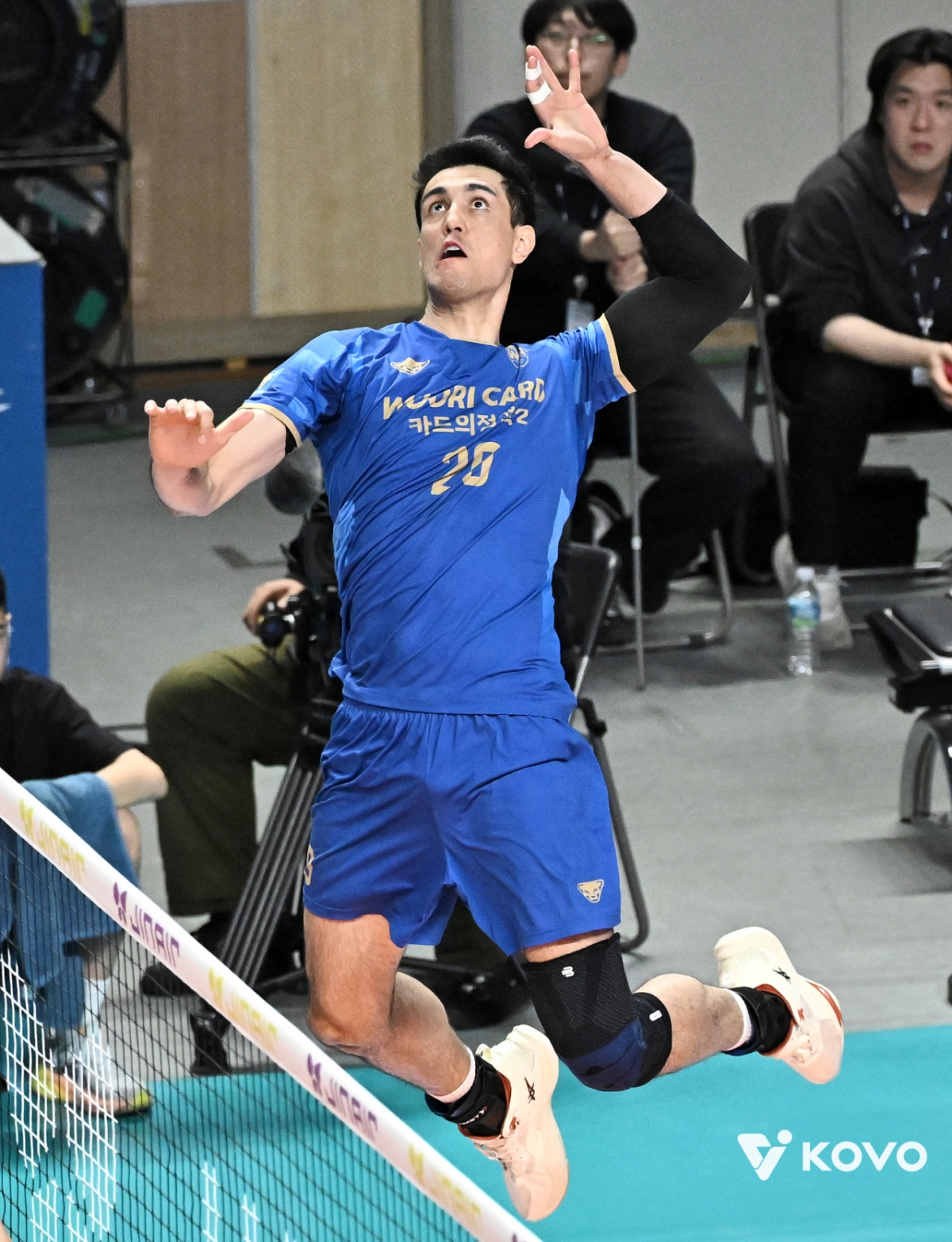 29日、ソウル奨忠（チャンチュン）体育館で行われたジンエアー2025~2026プロバレーボールVリーグ男子部プレーオフ第2戦、ウリカードと現代キャピタルの試合、ウリカードアラウジョが攻撃を試みている。 /写真=韓国バレーボール連盟提供