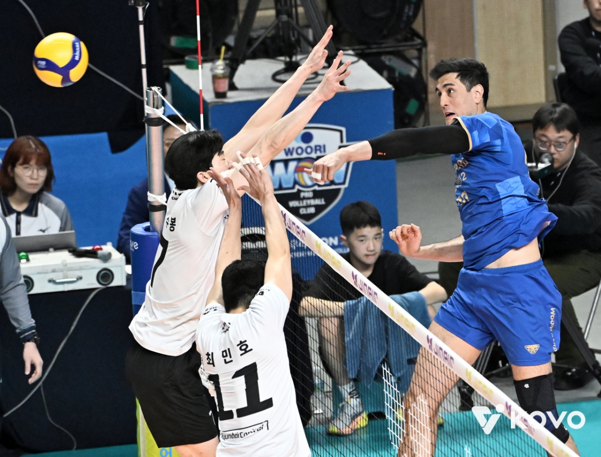 29日、ソウル奨忠（チャンチュン）体育館で行われたジンエアー2025~2026プロバレーボールVリーグ男子部プレーオフ第2戦、ウリカードと現代キャピタルの試合、ウリカードアラウジョが攻撃を試みている。 /写真=韓国バレーボール連盟提供