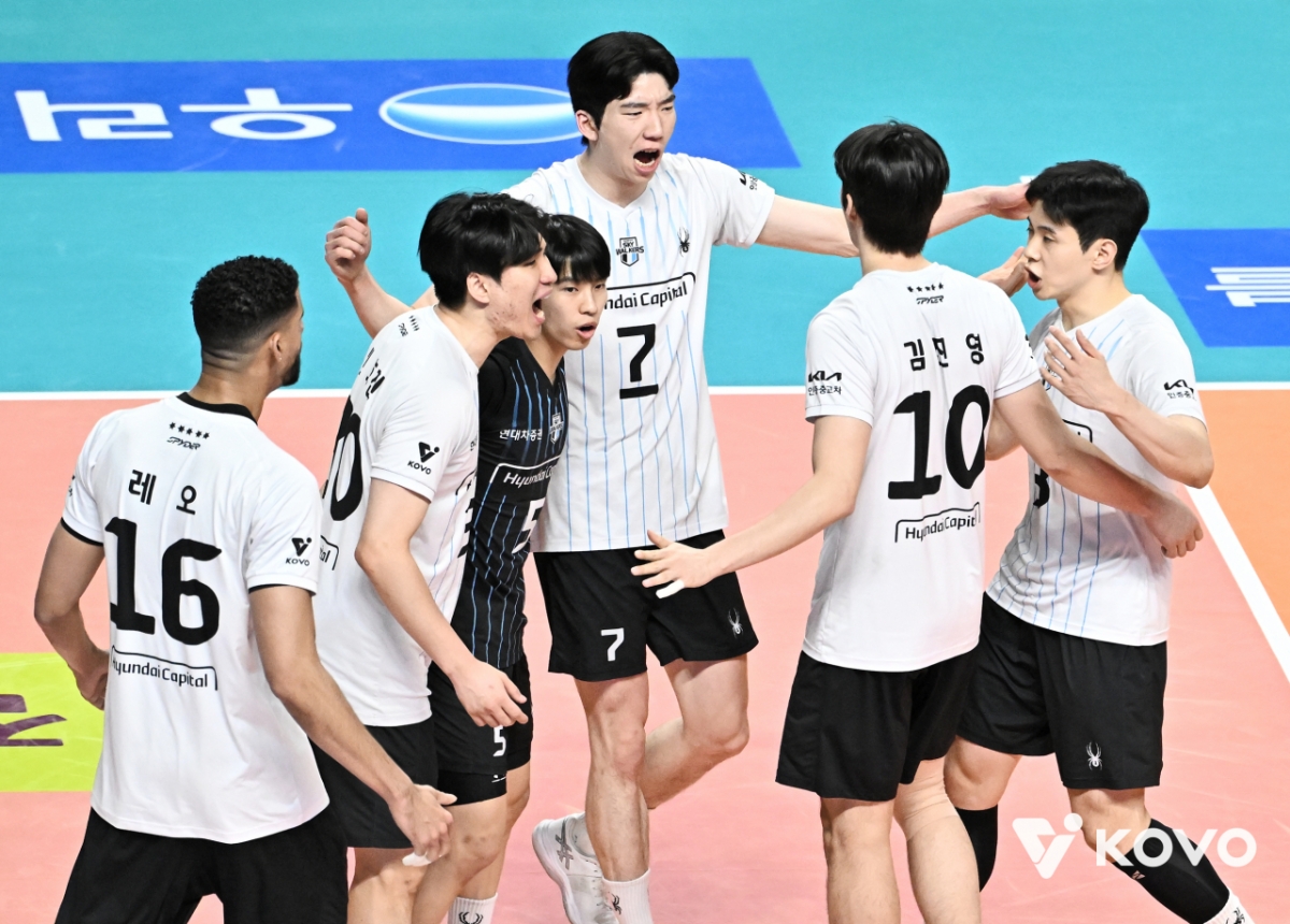 29日、ソウル奨忠（チャンチュン）体育館で行われたジンエアー2025~2026プロバレーボールVリーグ男子部プレーオフ第2戦、ウリカードと現代キャピタルの試合、現代キャピタルの選手たちが喜んでいる。 /写真=韓国バレーボール連盟提供