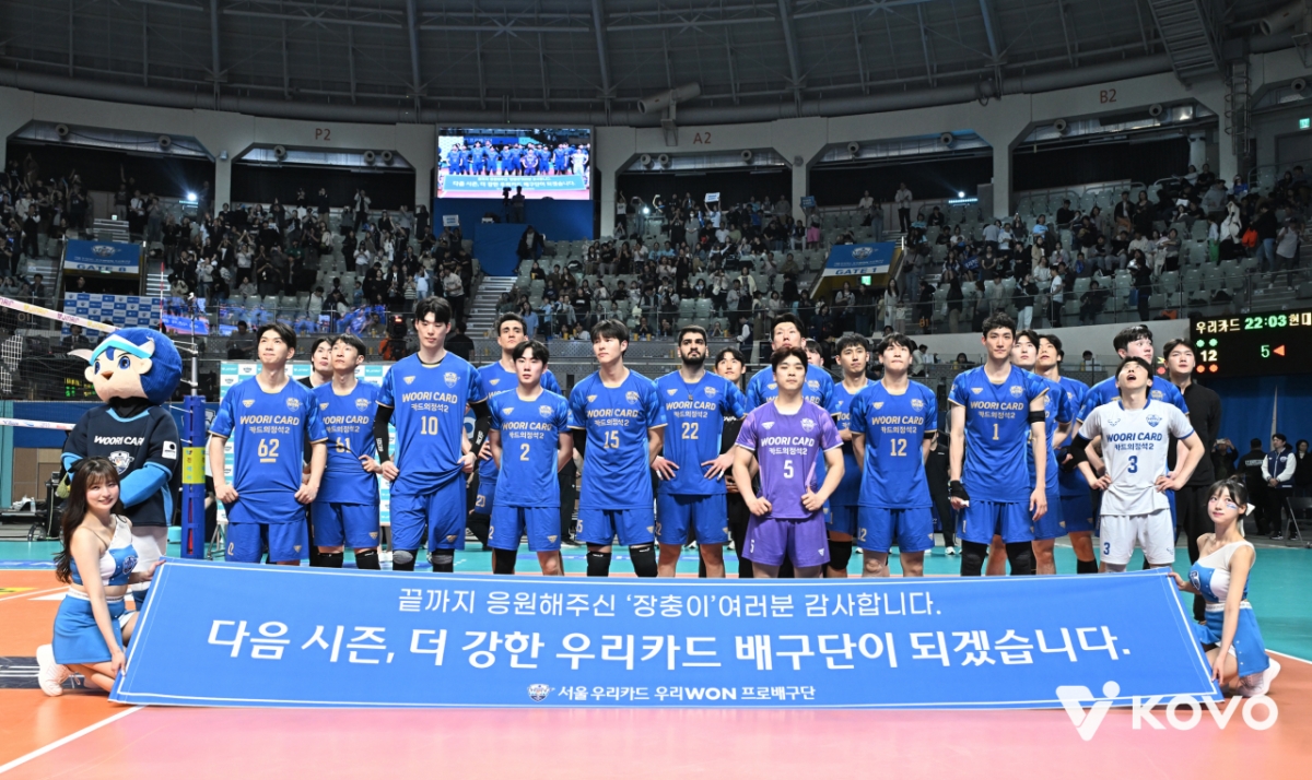 29日，在奖忠体育馆举行的职业排球V-联赛男子组季后赛第2场比赛中，Woori信用卡队的选手们因与现代Capital队的比赛失利，结束赛季旅程后正在遗憾地表示遗憾。 =图为，韩国排球联盟提供。