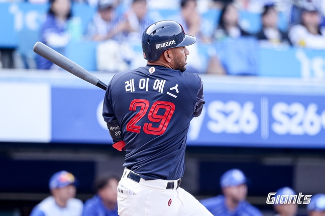 Reyes đã đánh một cú home run 3 điểm tại Samsung Electronics vào ngày 29. /Ảnh = Lotte Giants