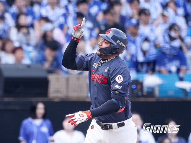 Reyes đã ăn mừng ngay sau cú home run. /Ảnh = Lotte Giants