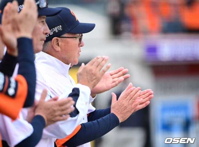 韩华队主教练金庆文看到球员的表现后，在替补席上鼓掌。