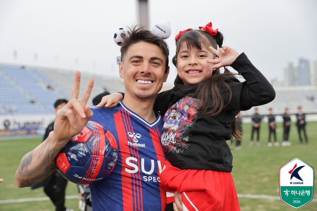 水原FCウィリアンが坡州フロンティアFC戦で勝利した後、娘と一緒に記念写真を撮っている。 /写真=韓国プロサッカー連盟提供