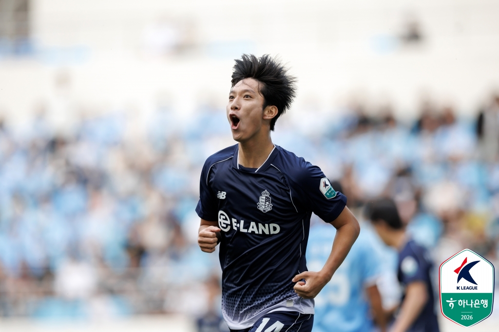 ソウルイーランドのカン·ヒョンジェがデビュー戦のデビューゴールセレモニーをしている。 /写真=韓国プロサッカー連盟提供