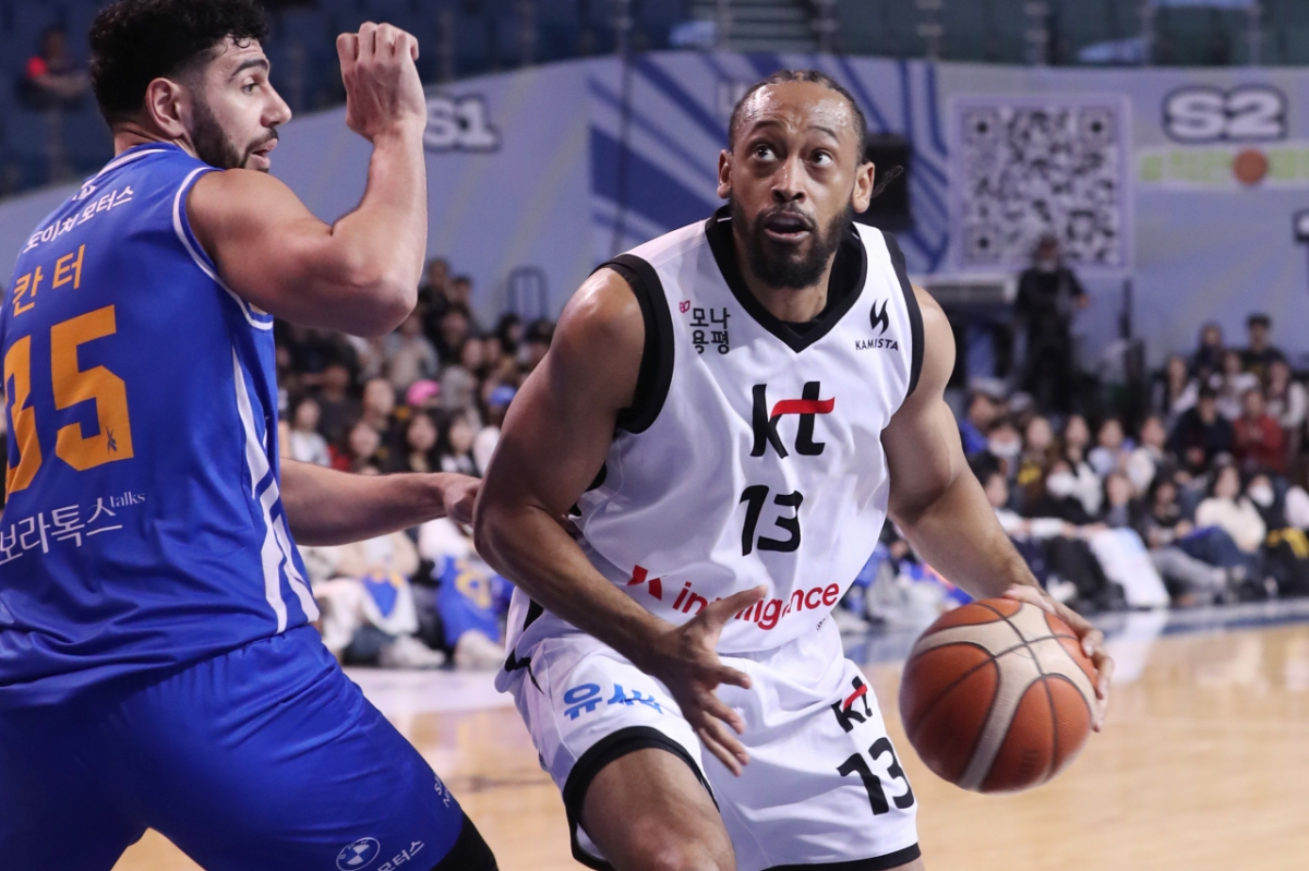 水原KT队的乔纳森·威廉姆斯（右）。 =照片=KBL提供。