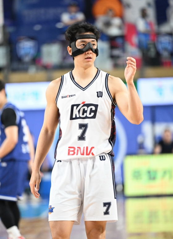 釜山KCC许勋在鼻骨骨折受伤后,戴着口罩复出。 =照片=KBL提供。