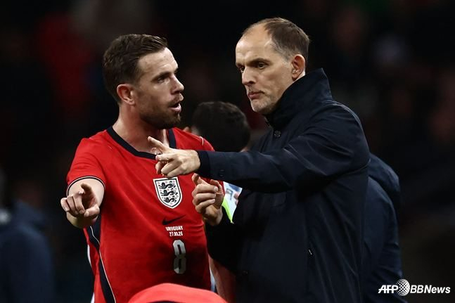 Jordan Henderson (left) and England coach Thomas Tuchel talk to Uruguay during the game. /AFPBBNews=News1
