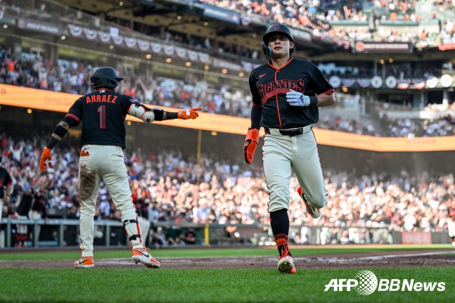 =法新社（AFPBBNews=新闻1）李正厚（右）29日（韩国时间）。