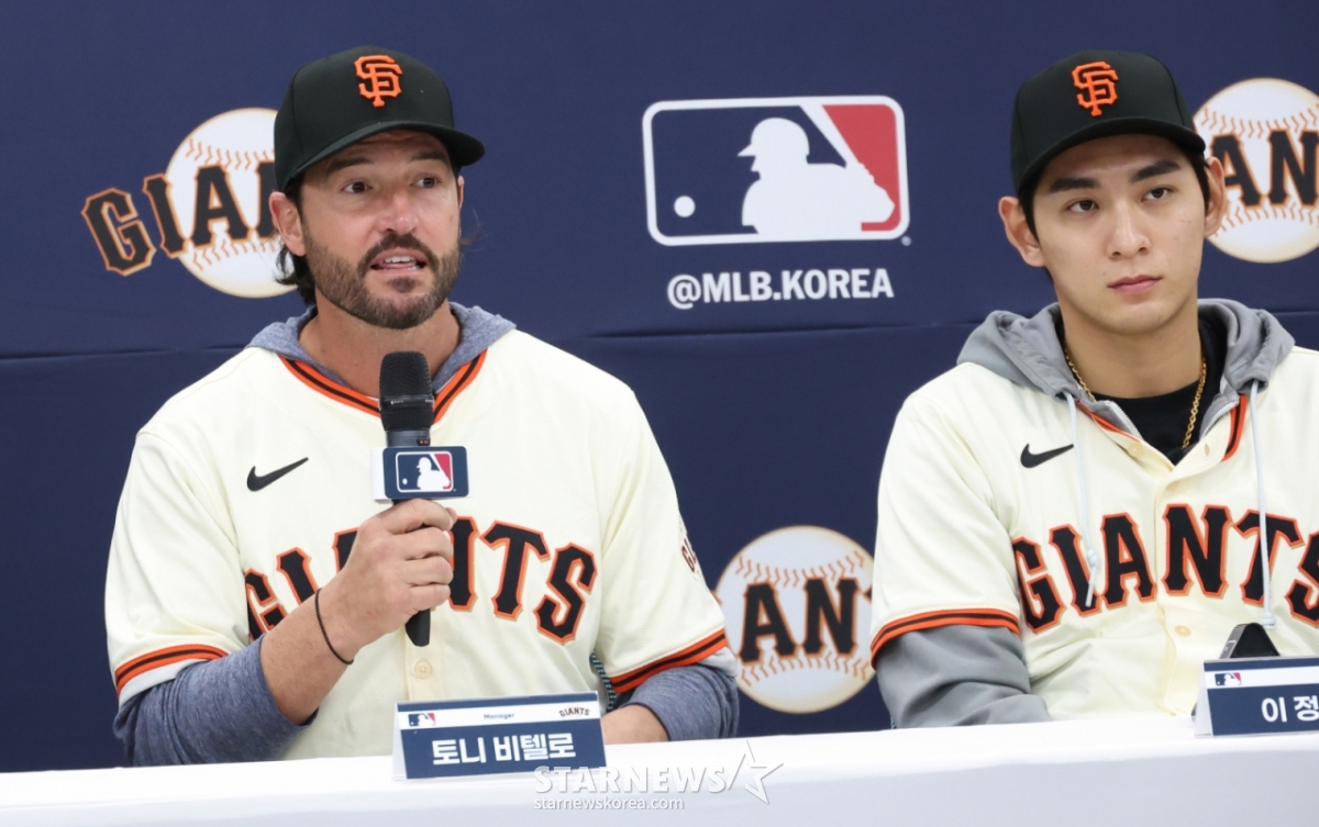 美国职业棒球大联盟(MLB)旧金山巨人队7日在京畿道利川LG冠军公园邀请60多名徽文高中和德寿高中选手举行了棒球诊所。  图为托尼·魏特洛在门诊前举行的新闻发布会上回答记者提问。 拉里•贝尔会长、巴斯特•波奇社长、托尼•维泰洛导演、李正厚、威利•阿达梅斯等出席了当天的活动。 =照片=金镇京。