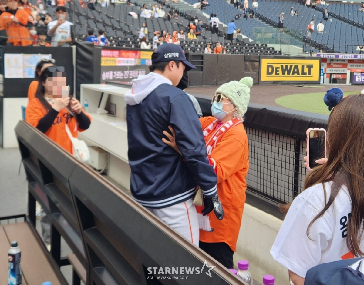 胜利后，与来到赛场的奶奶拥抱的王艳成泪流满面。=照片=安浩根。