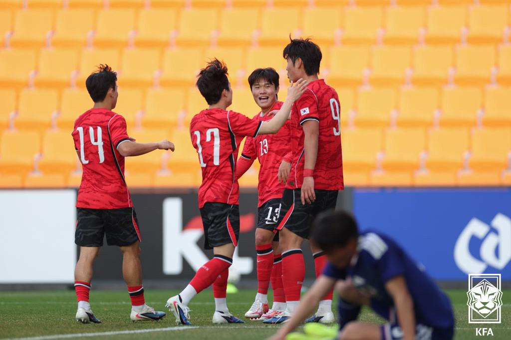 South Korea's U-23 national soccer team Lee Young-joon (right) is delighted after scoring a goal in a closed practice match against the Japanese U-21 national soccer team at Korea Football Park in Cheonan, Chungcheongnam-do on the 29th. /Photo = Courtesy of the Korea Football Association