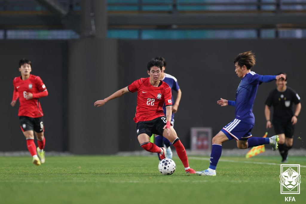 Park Seung-soo of the South Korean U-23 national soccer team dribbles through a closed practice game against the Japanese U-21 national soccer team at Korea Football Park in Cheonan, Chungcheongnam-do on the 29th. /Photo = Courtesy of the Korea Football Association