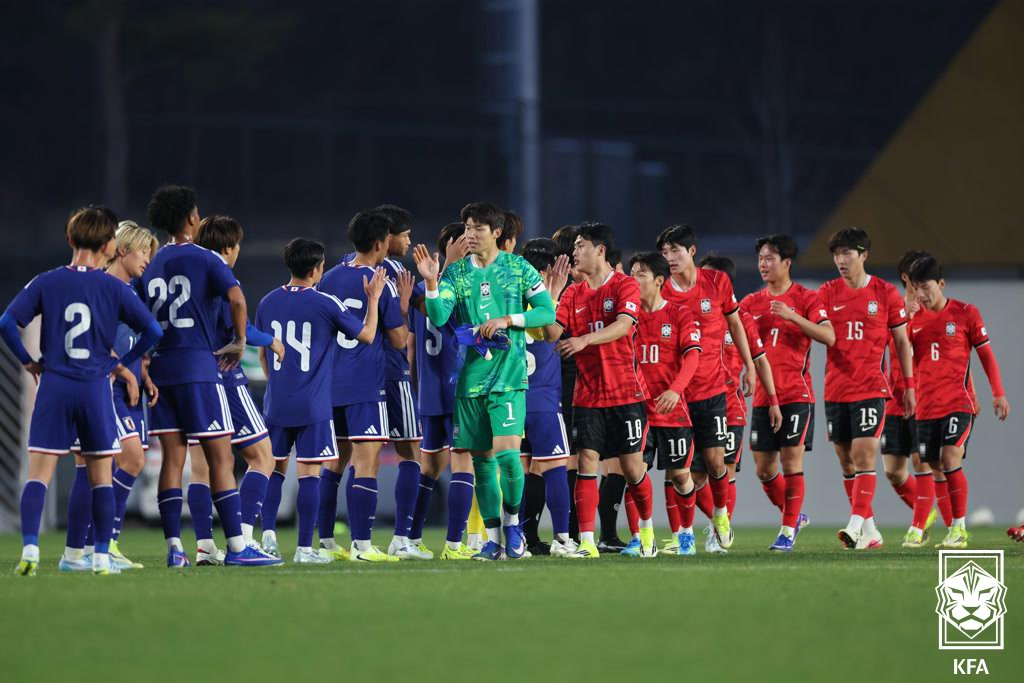 South Korea's U-23 national soccer team and Japan's U-21 national team are greeting each other after a closed practice game at Korea Football Park in Cheonan, Chungcheongnam-do, on the 29th. /Photo = Courtesy of the Korea Football Association