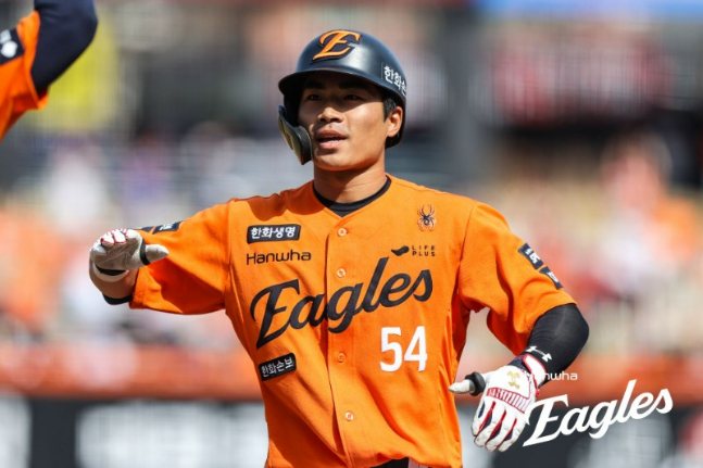 ハンファ·イーグルスのオ·ジェウォンが29日、キウムヒーローズとのホーム試合で決勝打を放ち、喜んでいる。 /写真=ハンファ·イーグルス提供
