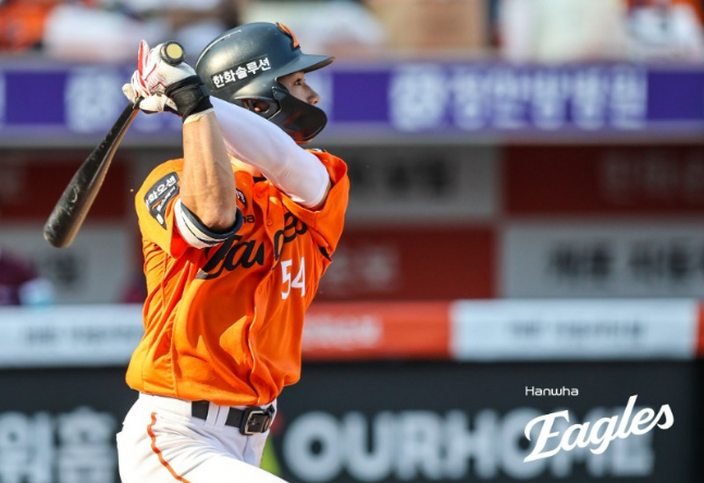 オ·ジェウォンが2回裏、決勝2打点のタイムリーヒットを放ち、打球を眺めている。 /写真=ハンファ·イーグルス提供