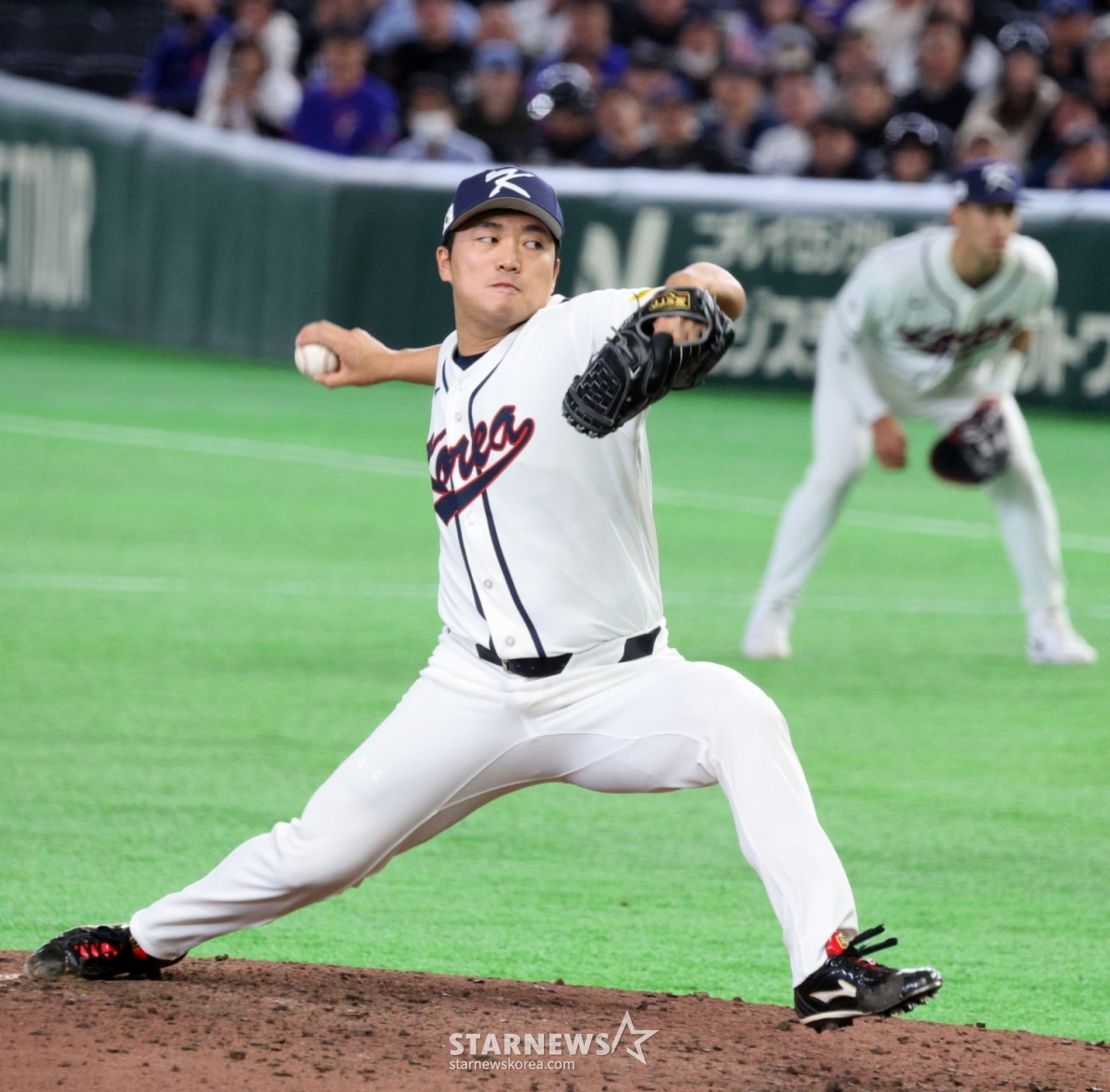 8日,在东京巨蛋体育场举行的2026 WBC东京POOL韩国队与台湾队的比赛第8回合初,韩国右撇子投手高禹锡在投出无失分投球后正在欢呼。 =图为,2026.03.08.