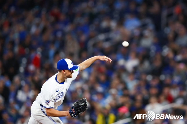 Laure của Toronto ngày 30 (giờ Hàn Quốc) đang ném bóng ngược lại trong trận đấu trên sân nhà với Athletic của mùa giải bóng chày chuyên nghiệp Mỹ 2026 (MLB) được tổ chức tại Trung tâm Rogers Canada. /AFPBBNews = Tin tức 1