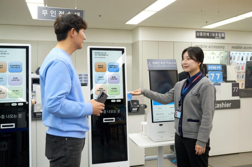 三星电子服务咨询师正在介绍预约顾客