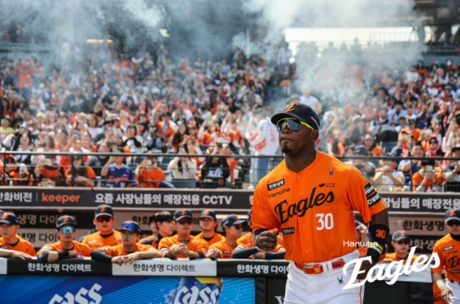 ハンファ·イーグルスのヨナタン·ペラザが29日、キウムヒーローズとのホーム試合を控え、選手紹介の際、グラウンドに出ている。 /写真=ハンファ·イーグルス提供