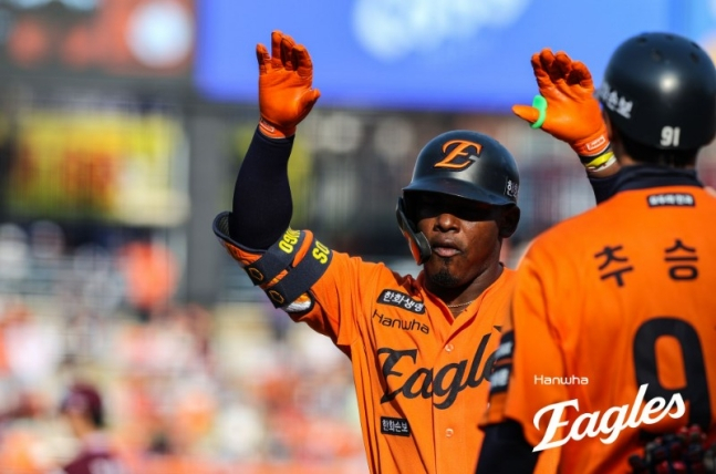 安打を放った後、セレモニーをするペラザ（左）。 /写真=ハンファ·イーグルス提供