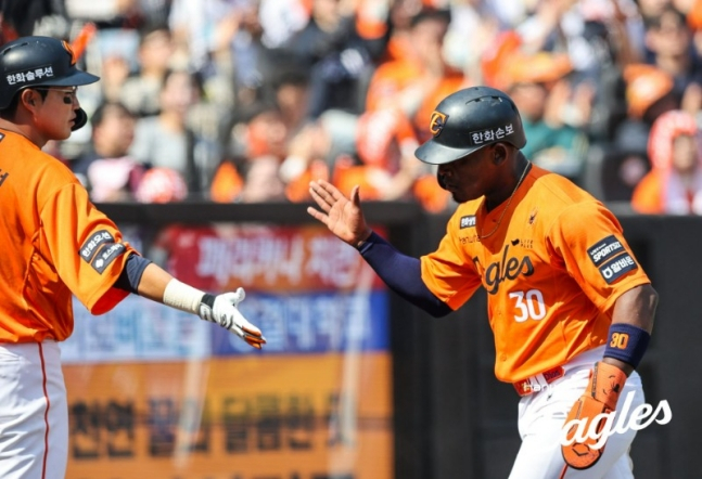 ペラザ（右）が得点した後、チェ·ウンソンとハイタッチをしている。 /写真=ハンファ·イーグルス提供