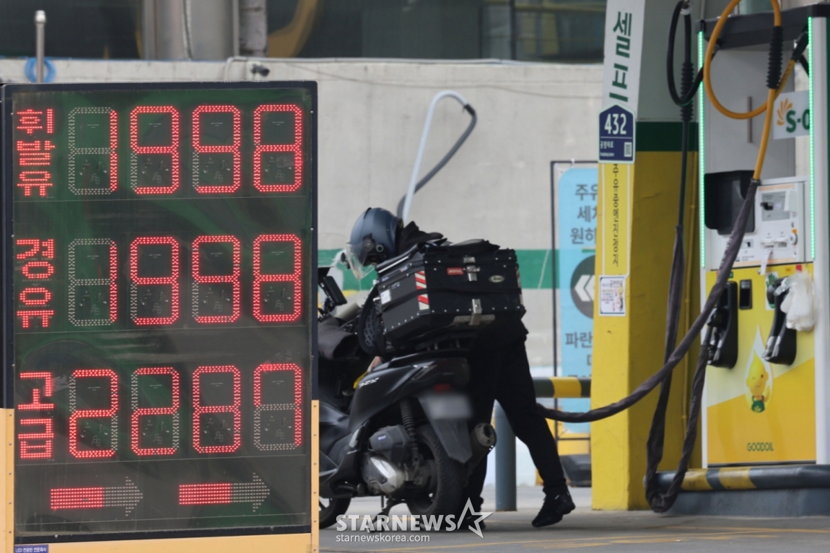 【ソウル=ニューシス】権昌會(クォン·チャンフェ)記者=第2次石油最高価格制が施行されて3日目の29日、ソウルのガソリン価格が1900ウォンを突破した。 韓国石油公社の原油価格情報システムオフィネットによると、同日午前9時基準でソウルガソリンスタンドの平均ガソリン価格はリットル(ℓ)当たり1911.3ウォンだ。 前日より14.7ウォン値上がりし、1900ウォン台に進入した。 軽油価格も前日より12.3ウォン上昇した1リットル当たり1889.5ウォンだ。 写真は同日、ソウル市内のガソリンスタンドに書かれた原油価格情報の様子。 2026.03.29. kch0523@newsis.com /写真=クォン·チャンフェ