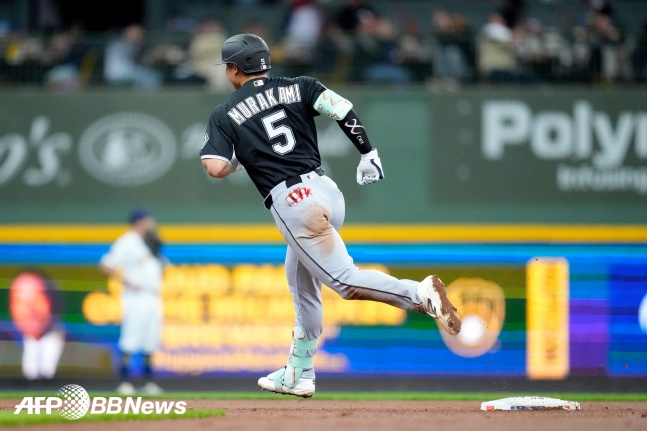 Murakami Munetaka của Chicago White Sox vào ngày 30 (giờ Hàn Quốc) đã đánh một cú home run vào đầu hiệp 2 của trận đấu với Milwaukee Brewers của mùa giải bóng chày chuyên nghiệp Mỹ 2026 được tổ chức tại American Family Field ở Milwaukee, Wisconsin, Mỹ. /AFPBBNews = Tin tức 1