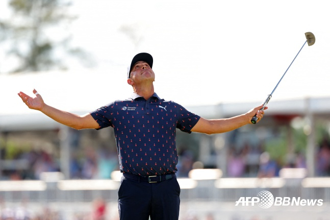 Gary Woodland celebrates after winning the Texas Children's Houston Open at Memorial Park Golf Course in Houston, Texas on the 30th (Korea time). /AFPBBNews=News1