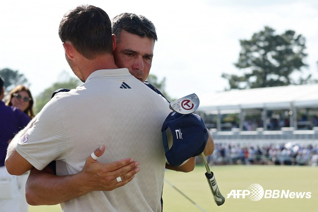 Gary Woodland (right) burst into tears holding his caddie after winning the Texas Children's Houston Open at Memorial Park Golf Course in Houston, Texas on the 30th (Korea time). /AFPBBNews=News1