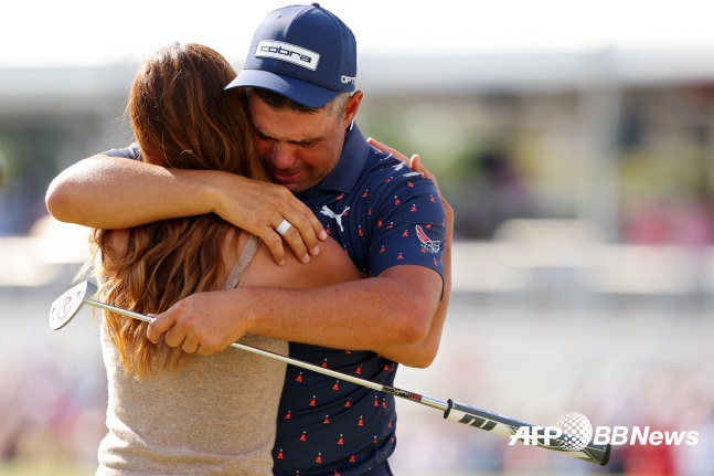 Gary Woodland (right) burst into tears holding his wife after winning the Texas Children's Houston Open at Memorial Park Golf Course in Houston, Texas on the 30th (Korea time). /AFPBBNews=News1