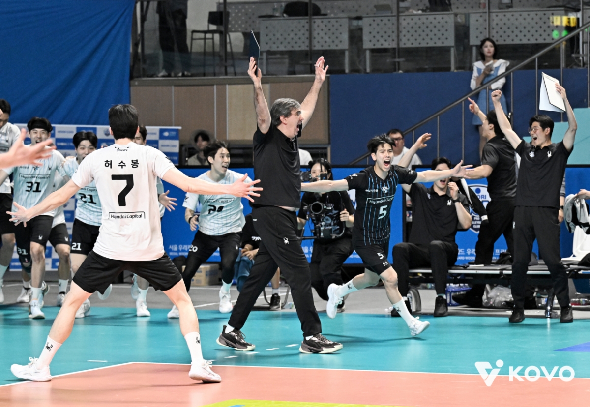 Hyundai Capital's squad, including head coach Blanc, is delighted after confirming their advance to the championship match with a victory over Woori Card at Jangchung Gymnasium in Seoul on the 29th. /Photo = Courtesy of the Korea Volleyball Federation