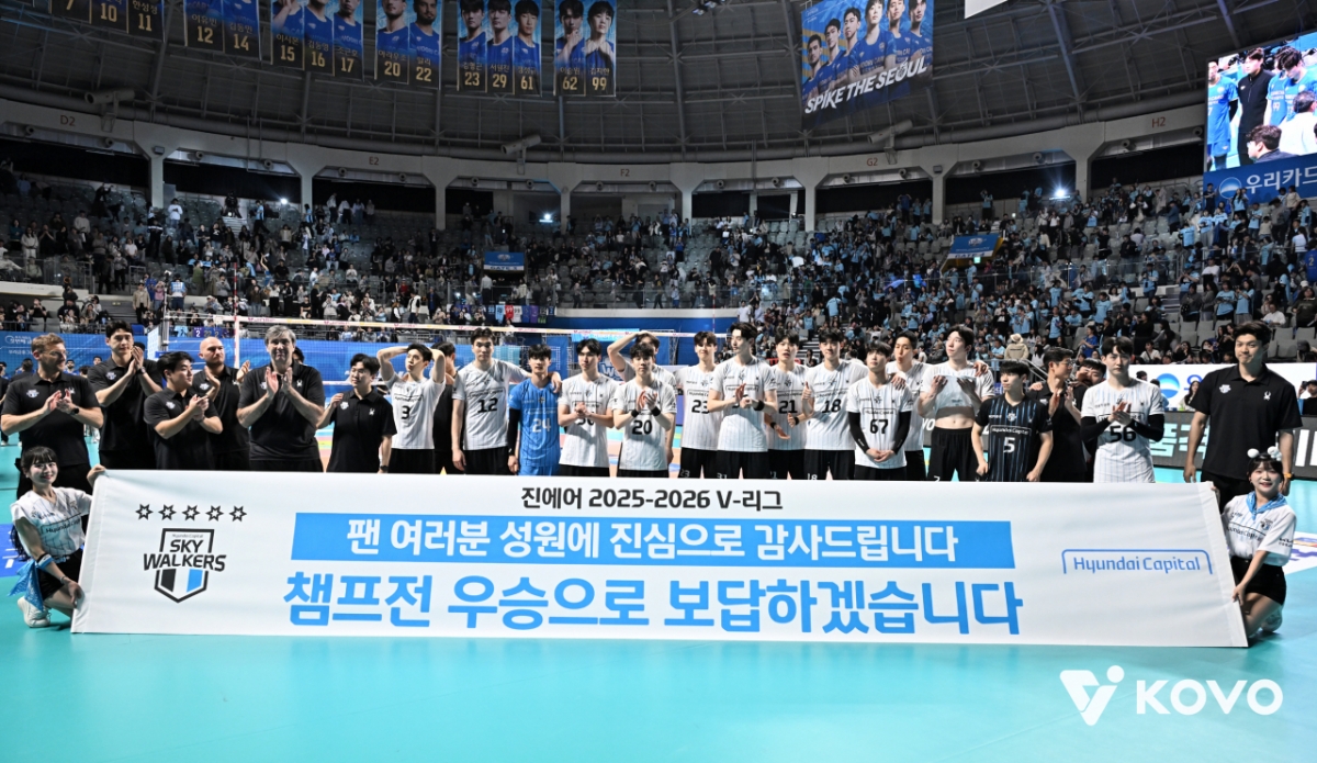 Hyundai Capital's squad, including head coach Blanc, is taking a commemorative photo after confirming their advance to the championship match with a victory over Woori Card at Jangchung Gymnasium in Seoul on the 29th. /Photo = Courtesy of the Korea Volleyball Federation
