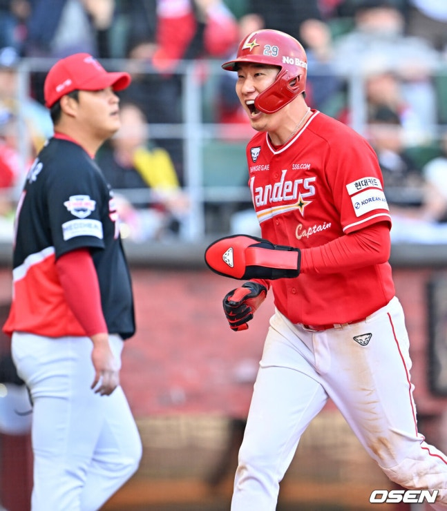 SSGオ·テゴン(右)が28日、KIA戦の9回裏、エレディアの適時打で6-6の同点得点をしている。 左はKIA投手のチョ·サンウ。 /写真=OSEN