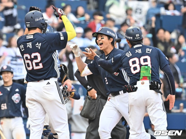 斗山(トゥサン)の金ミンソク(中央)が29日、NC戦8回、逆転決勝3ラン本塁打を放った後、ホームインしている。 /写真=OSEN