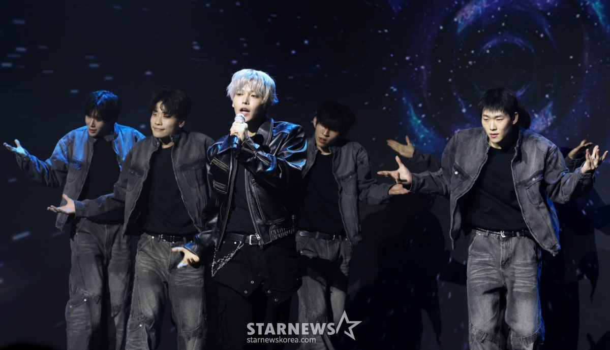 歌手のチャン·ハンウムが30日、ソウル江南区のソンアムアートホールで行われた2番目のEPアルバム「DAYDREAM」発売記念ショーケースで素敵な舞台を披露している。 /2026.03.30 /写真=キム·フィソン hwijpg@