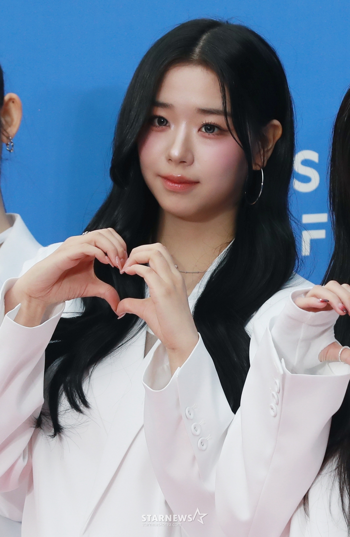 ガールグループトリプルエスチェヨンが15日午後、ソウル中区奨忠体育館で行われた「ハンターミュージックアワード2024」レッドカーペット行事に参加しポーズを取っている。 /2025.02.15 /写真=イ·ドンフン記者