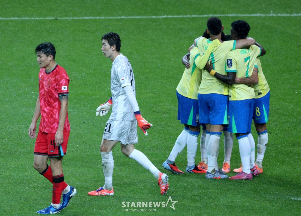 The Korean national soccer team played a friendly match against the Brazilian national team at the Seoul World Cup Stadium on the 10th.  Kim Min-jae and Cho Hyun-woo look gloomy after allowing Brazil's Esteban their third goal. /Photo = Senior Reporter Kim Jin-kyung