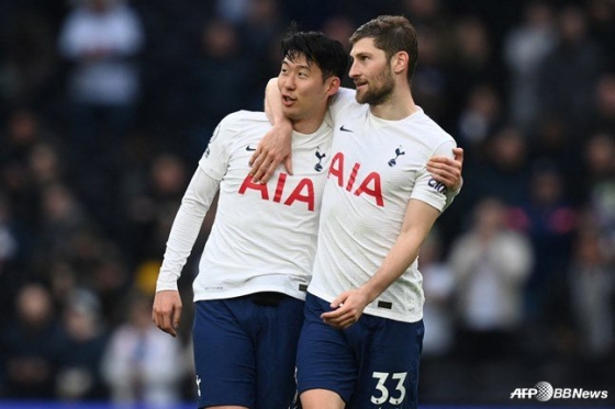 Son Heung-min (left) and Ben Davies. /AFPBBNews=News1